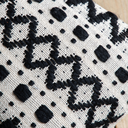 Poduszka pikowana w kolorze czarnym i kremowym 350 x 900 mm