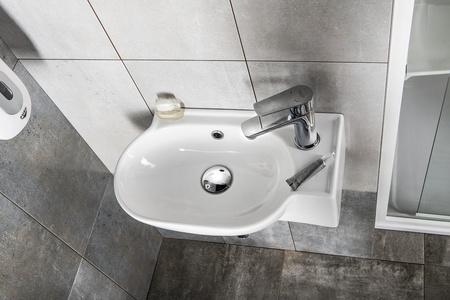 YUMO umywalka ceramiczna narożna 45x28cm, biały