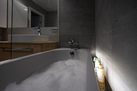 SLIM SPRING półka wnękowa nad wannę  ze stali nierdzewnej z rus, L-250-1200, DN50, czarny mat