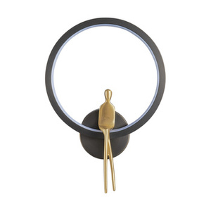 Lampa ścienna AMICI RING 27 cm - LED, metal, czarna z dekoracyjną złotą postacią