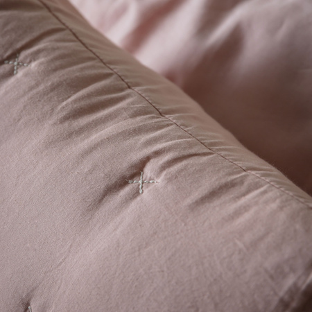 Poduszka Cotton Stitch w kolorze białym z różowym akcentem 450 x 450 mm