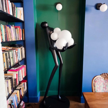 Lampa podłogowa WOMAN BLACK 180 cm - czarna figura kobiety z białymi kloszami