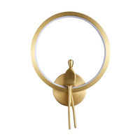 Lampa ścienna AMICI RING 27 cm - LED, mosiądz szczotkowany, złota obręcz z dekoracyjną postacią