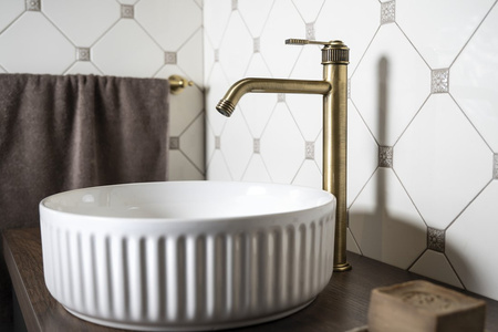 VERSI bateria umywalkowa, wysoka, z przedłużoną wylewką, brąz