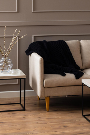 Narożnik Milly – sofa z szezlongiem Basel beżowy 24, drewniane nogi dąb, 201 cm ACTONA