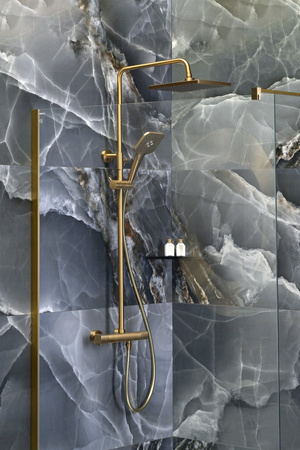Zestaw prysznicowy z baterią termostatyczną, złoto mat