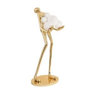 Lampa podłogowa WOMAN 180 cm – złota figura kobiety z białymi kloszami