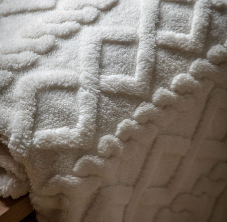 Teksturowany pled z dzianiny w kolorze kremowym 130 x 170 cm