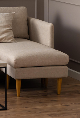 Narożnik Milly – sofa z szezlongiem Basel beżowy 24, drewniane nogi dąb, 201 cm ACTONA