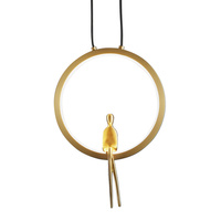 Lampa wisząca AMICI 27 cm - LED, mosiądz, złoty ring z dekoracyjną figurką