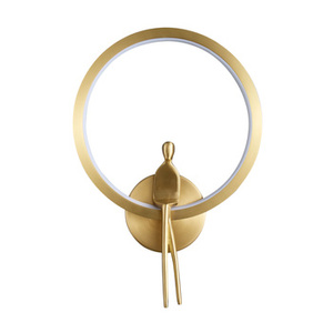 Lampa ścienna AMICI RING 27 cm - LED, mosiądz szczotkowany, złota obręcz z dekoracyjną postacią