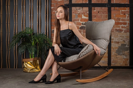 Fotel bujany OTILIA brązowa pepitka -  drewniane płozy, ekoskóra