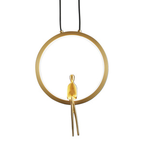 Lampa wisząca AMICI 27 cm - LED, mosiądz, złoty ring z dekoracyjną figurką